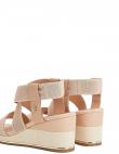 TOMMY HILFIGER sieviešu smilšu krāsas sandales ELASTIC LOW WEDGE SANDALS